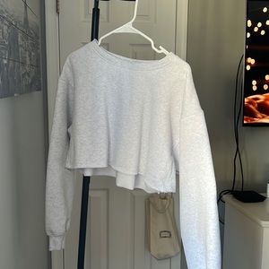 LIGHT GREY CROPPED LONG SLEEVE PULLOVER!